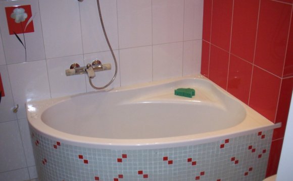 Угловая мини-ванна для ванной