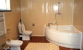 Дизайн ванной, при отделки которой использовались пластиковые панели для ванной комнаты