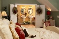 Праздничная спальня с новогодними украшениями.